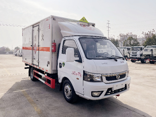 東風途逸易燃固體廂式運輸車