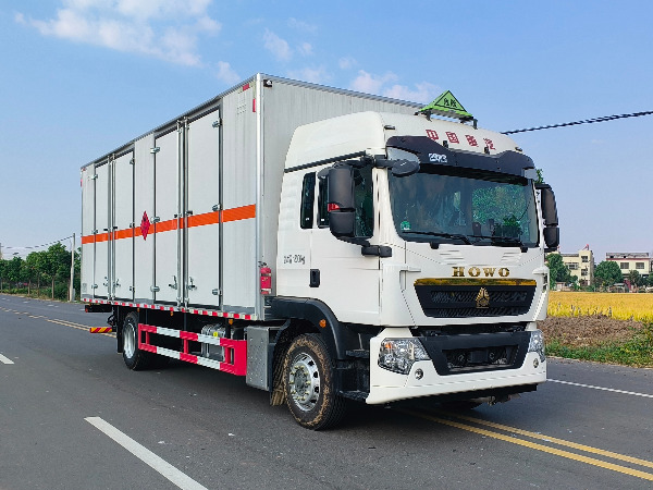 重汽豪沃易燃液體廂式運輸車